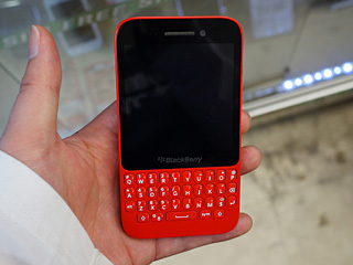 赤いblackberry製スマホの中古品が入荷 取材中に見つけた なもの Akiba Pc Hotline