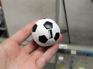 サッカーボール型のac電源 Usb変換アダプタが販売中 取材中に見つけた なもの Akiba Pc Hotline