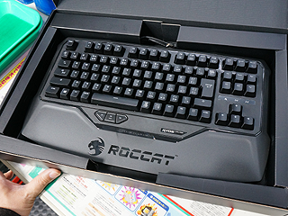 キー単位で発光が制御できるテンキーレスキーボードが登場 Roccat製 Akiba Pc Hotline