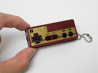 任天堂ゲーム機のコントローラ型キーホルダーが販売中 ライト搭載 取材中に見つけた なもの Akiba Pc Hotline