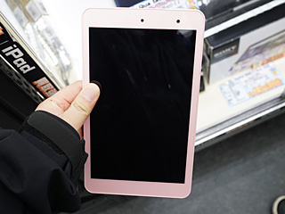 ピンクの 可愛いタブレット が税込17 800円で大量販売中 防水仕様 取材中に見つけた なもの Akiba Pc Hotline