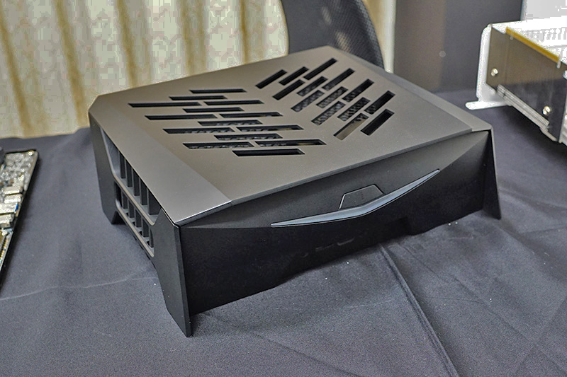 STX対応ゲーミングPCケースの試作機や多段ホットスワップベイ搭載