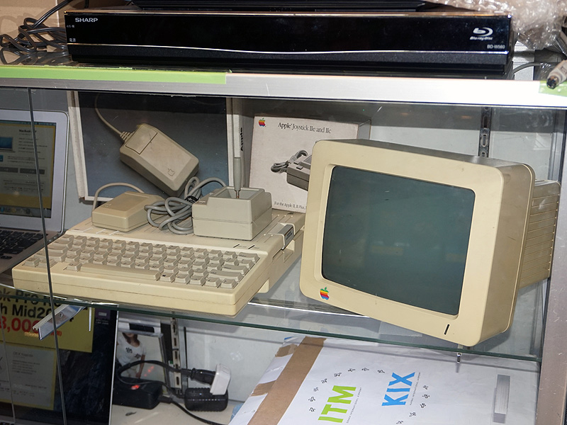 懐かしの「Apple IIc」が店頭展示中、外箱もあり （取材中に見つけた○○なもの） - AKIBA PC Hotline!