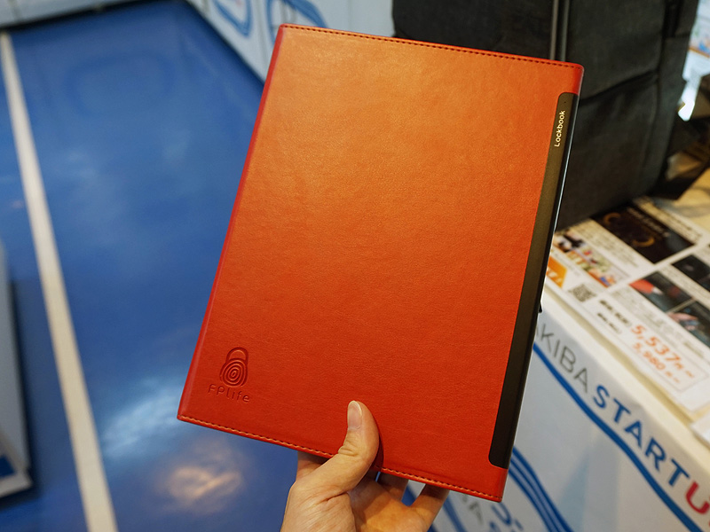 紙のノートにも指紋認証を、指紋センサー搭載の「LOCKBOOK」が店頭販売