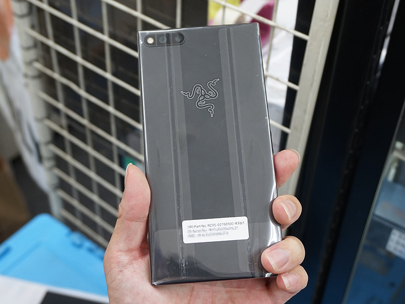 Razerのハイスペックスマホ「Razer Phone」が店頭入荷、120Hz対応の