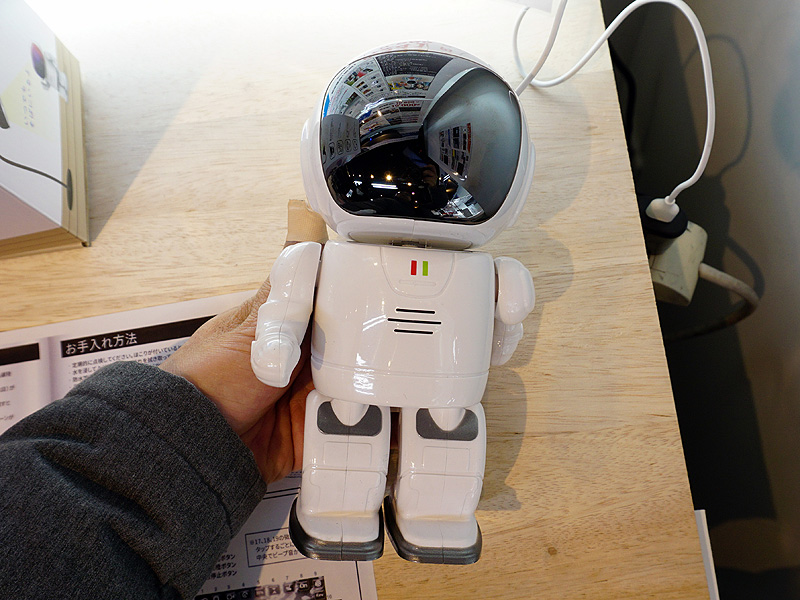 スマホでリモート操作できるロボット型カメラ「AUDUBE」が店頭販売中 
