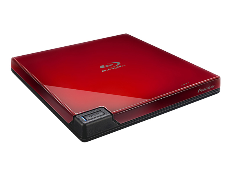 パイオニアの赤いポータブルBDドライブに廉価版、「BDR-XD07R-N」が