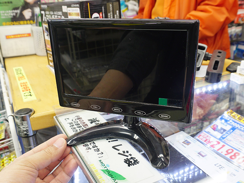 ヘッドレストに装着できる7型液晶が発売、PCのサブディスプレイにも