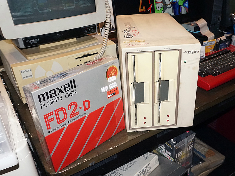 懐かしの8インチFDD「PC-9881K」が入荷、訳あり品で4,980円 （取材中に 