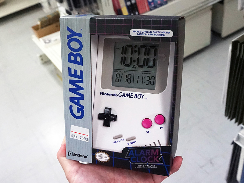ゲームボーイ型のアラーム時計など レトロゲーム雑貨が秋葉館に大量入荷 取材中に見つけた なもの Akiba Pc Hotline