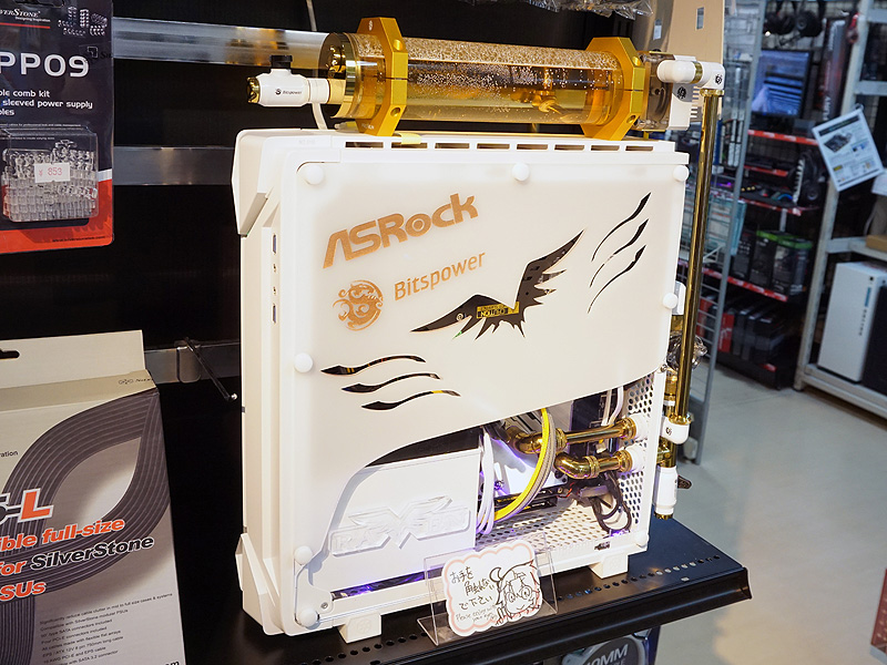 MOD PCのプロが製作、スリムな“白い水冷PC”の展示スタート （取材中に