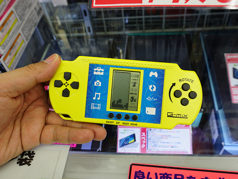 PSPっぽいデザインの携帯ゲーム機「G-mix」が税込500円！ブロック崩し