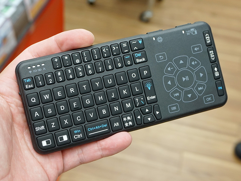 スマホサイズのタッチパッド付き無線キーボードに日本語モデル