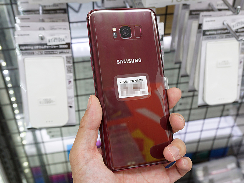 深い赤色が目を惹く「Galaxy S8+」のバーガンディレッドが店頭販売中 ...