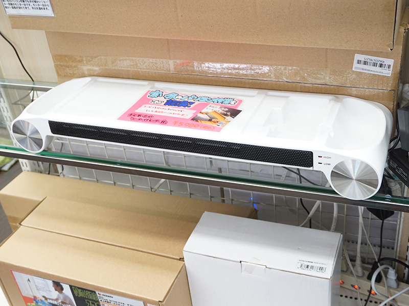 キーボード操作中に手を温められる「ヒーター付きディスプレイ台」がサンコーから