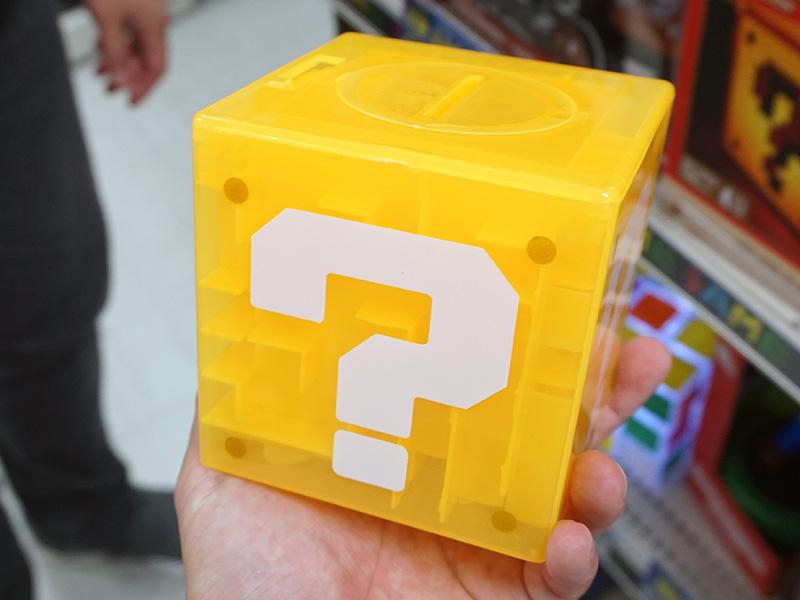 スーパーマリオのハテナブロック貯金箱、開けるには迷路ゲームクリアが