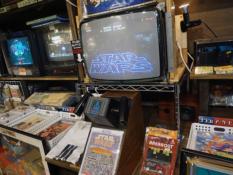 1983年登場の“Atari版STAR WARS”が店頭でフリープレイ可能 （取材中に ...