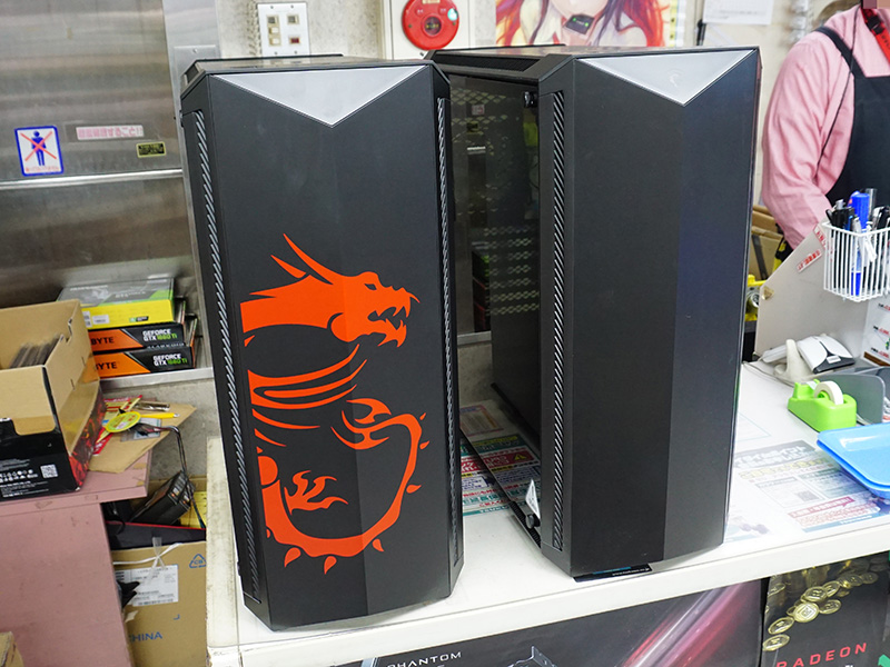 レッドドラゴンのロゴが目を惹くPCケース「MPG GUNGNIR 100D」が