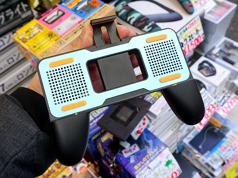 2基のファンでスマホを冷却するゲームグリップが入荷 カラーは3色で1 500円 Akiba Pc Hotline