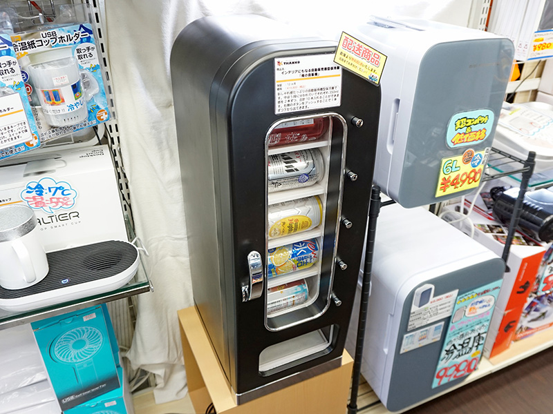 部屋に置けるドリンク用保冷庫「俺の自販機」がサンコーから （取材中