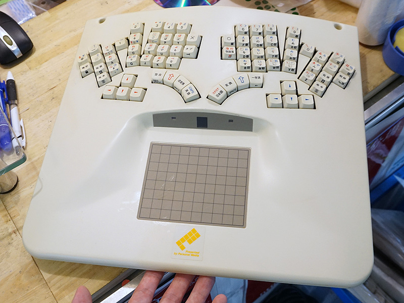 レア μTRON TK1 キーボード 独特な配列をした「TRONキーボード」が秋葉原最終処分場。で展示中