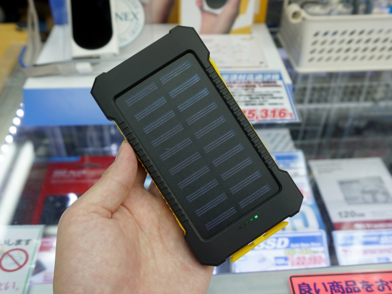 ソーラーパネル搭載の10,000mAhモバイルバッテリーが税込1,480円