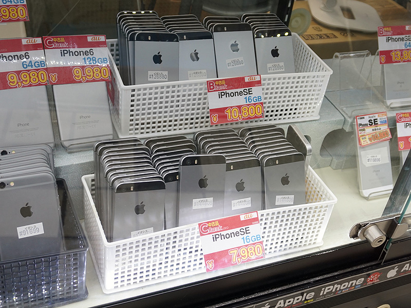iPhone SEのCランク品が税込7,980円、イオシスで大量販売中 （取材中に