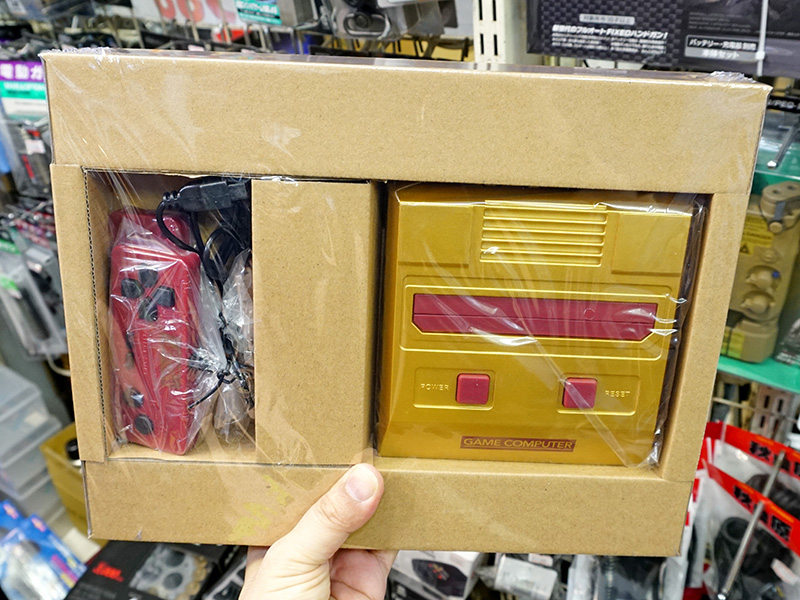 ド派手なゴールドカラーのファミコン互換機が1,500円、30種類のゲームを内蔵 （取材中に見つけた○○なもの） - AKIBA PC Hotline!