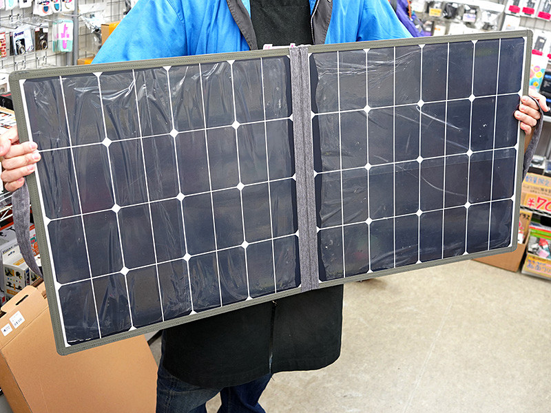 持ち運びもできる出力100Wの折りたたみ式ソーラーパネルが入荷 - AKIBA 