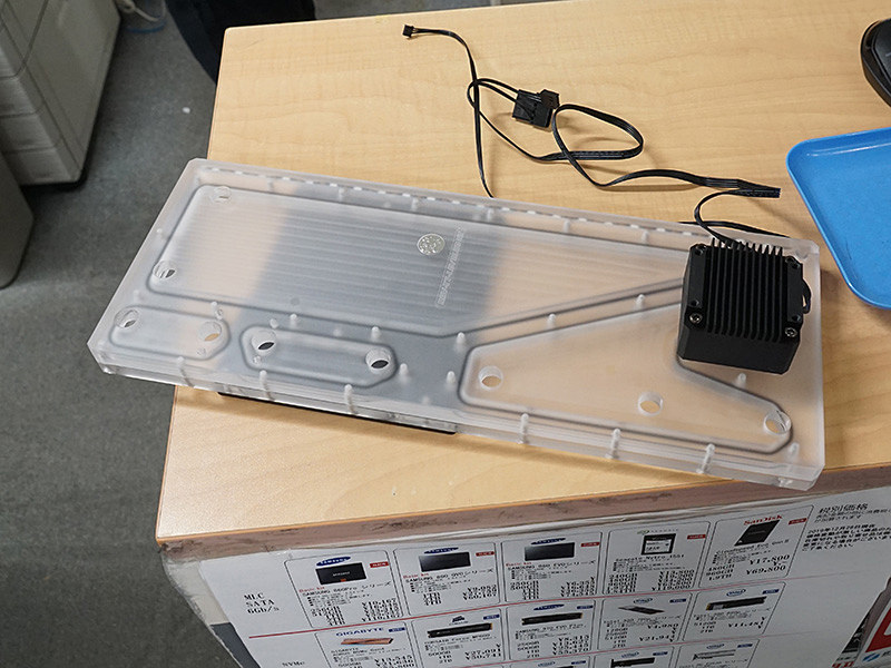 ThermaltakeのPCケース「LEVEL20」専用の水路一体型リザーバーが2