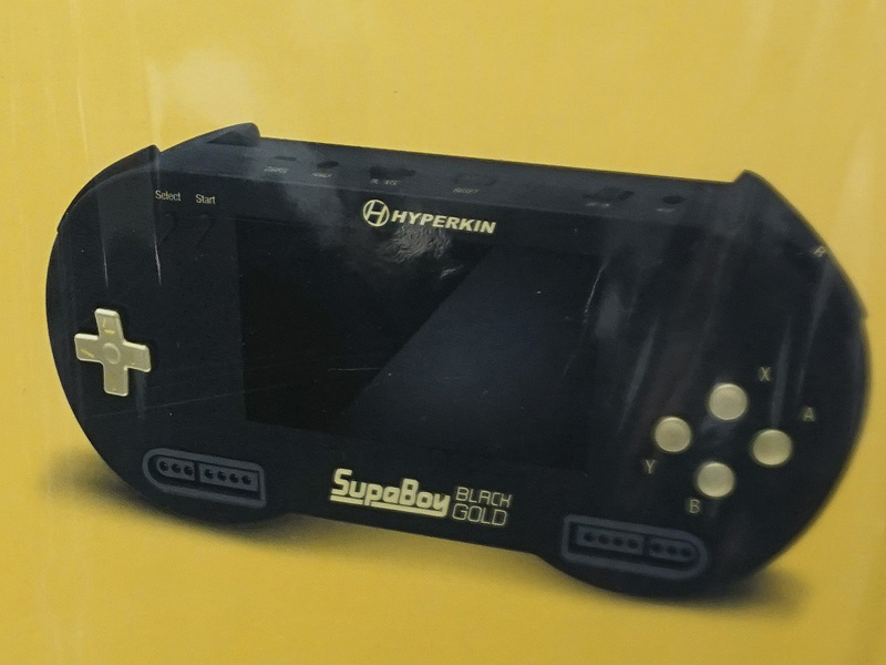 携帯ゲーム機風のスーパーファミコン互換機「SupaBoy」が店頭