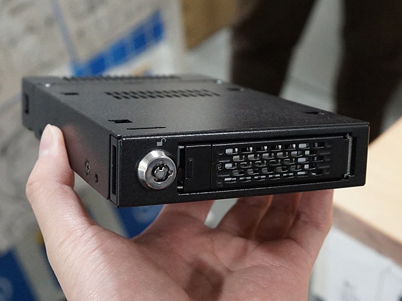 スリム型デスクトップPC メモリ64G SATAホットスワップ8ベイ サーバ向き スリムPCケースとホットスワップ鍵付きHDDベイでプロフェッショナルな