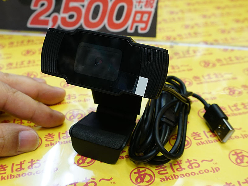 液晶ディスプレイの上部に設置できるWebカメラが2,500円、マイク機能 ...