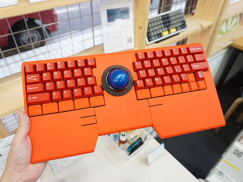 トラックボールを中央に備えたキーボード自作キット「ino」が入荷