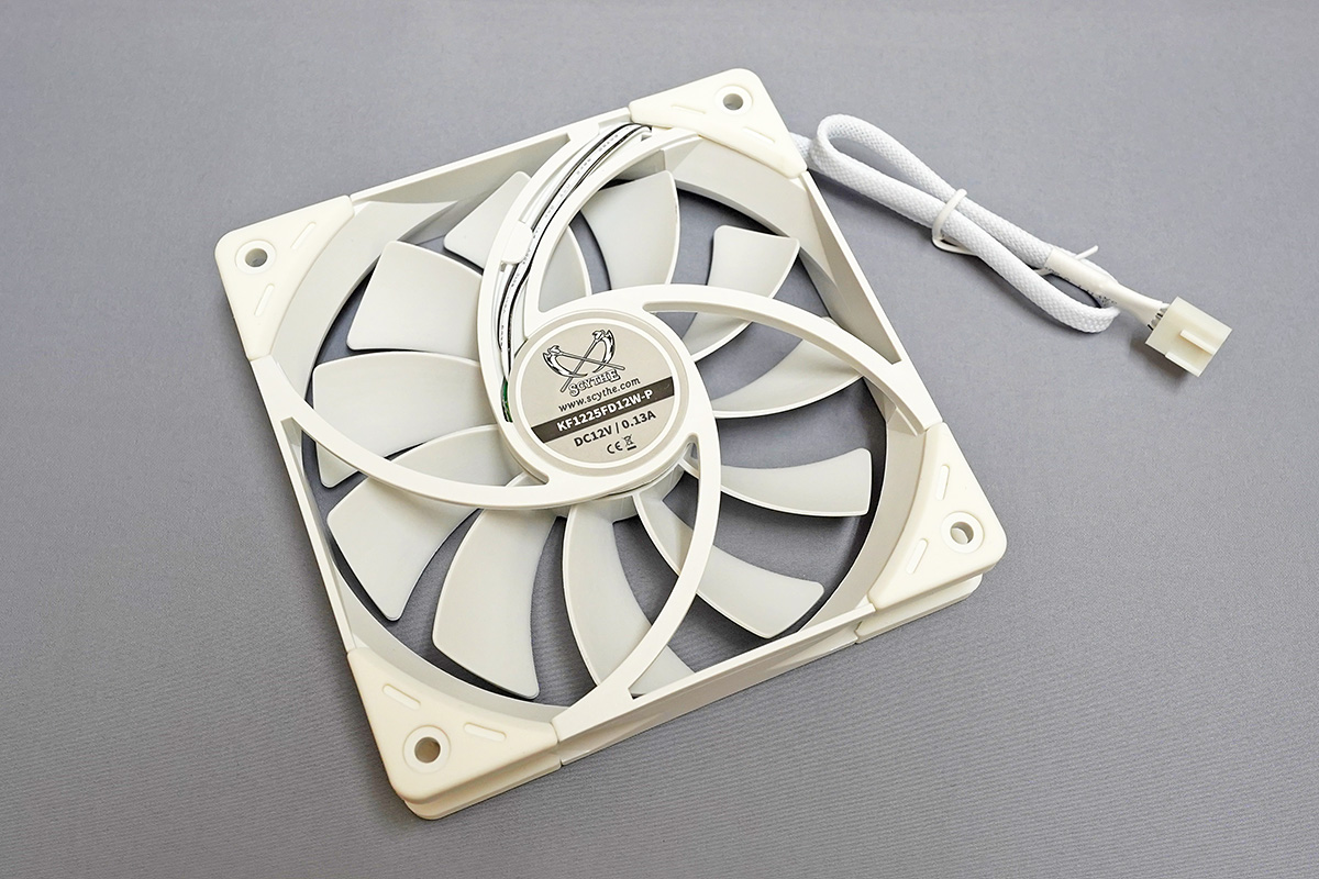 コンビファン　白 ケーブルもコネクタも全部真っ白な120mmファン「KAZE FLEX 120 WHITE