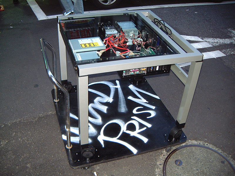 2000年7月8日号 掲載】衝撃の問題作？総アルミ製の机型PCケース「PRISM