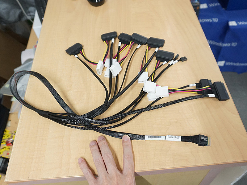 Broadcom製のSlimline SAS - U.3×8本ケーブル、税込10,780円 - AKIBA