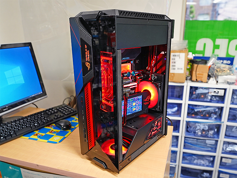 ASUS ROG”カラーのMOD PCが店頭展示中、MODDERの門馬ファビオ氏が製作