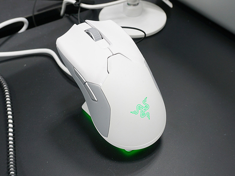 Razerの軽量ワイヤレスマウス「Viper Ultimate」にホワイトモデル 