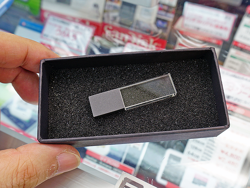 ガラス筐体のUSBメモリ「Aqua Crystal II」が入荷、青く光るクールな