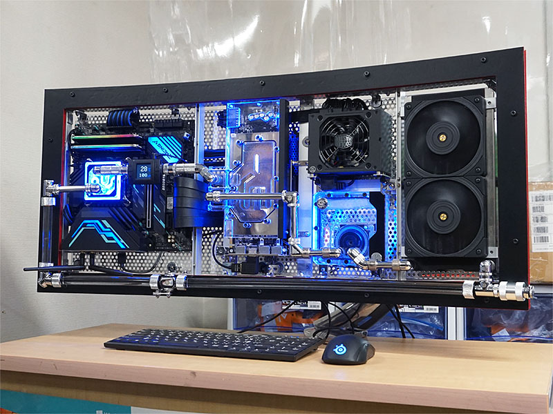 湾曲ディスプレイ風のMOD PCが店頭展示中、モニターアームに固定