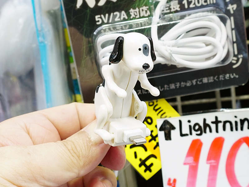 充電中に犬が腰を振るUSBケーブル「腰振充電犬」が店頭販売中、就寝中