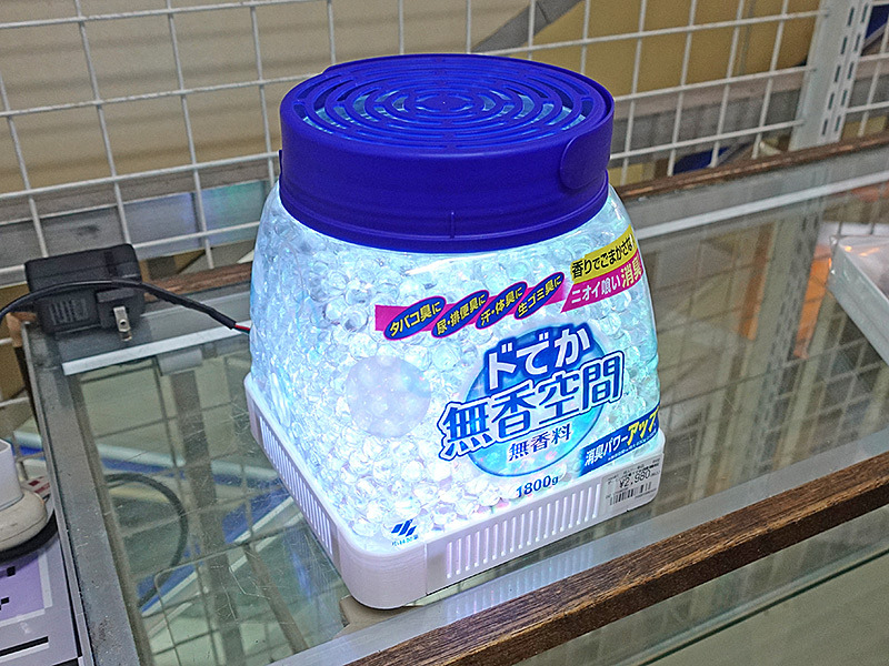 消臭剤もゲーミング仕様？ドでか無香空間を“光らせる”台座が登場 （取材中に見つけた○○なもの） - AKIBA PC Hotline!