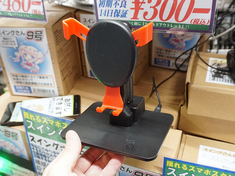 振り子のように揺れるスマホスタンド「スイングさん9号」が発売