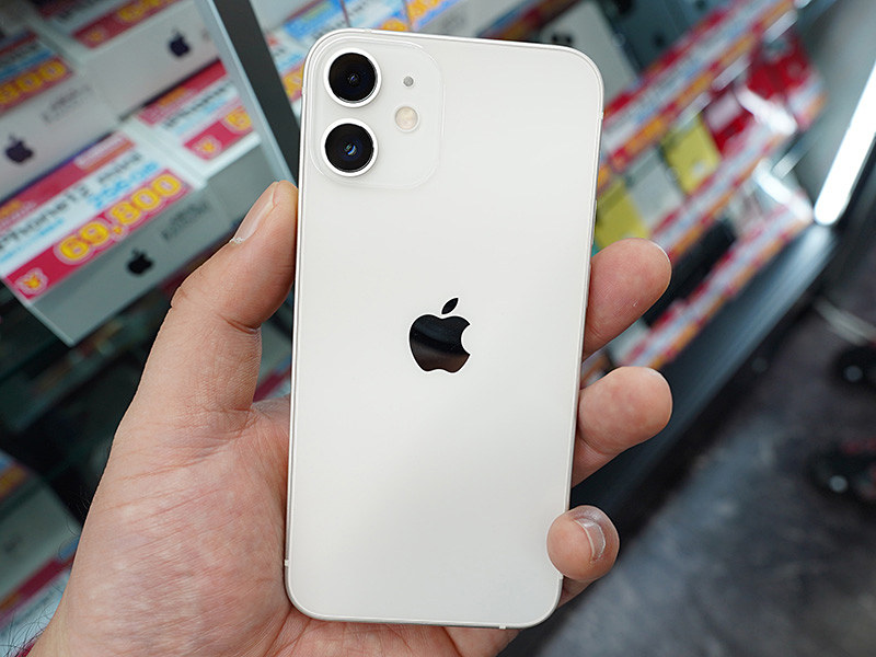 iPhone 12 miniが59,800円！イオシスで未使用品セール （取材中に ...