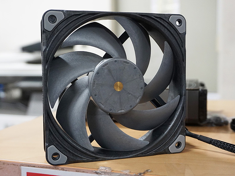 強化液晶ポリマー素材採用の120mmファンがPHANTEKSから、厚さは30mm