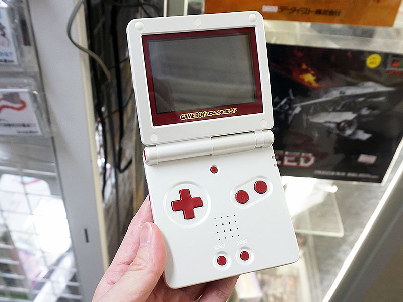 ファミコンカラー”のゲームボーイアドバンスSPが17,800円、傷少なめの ...