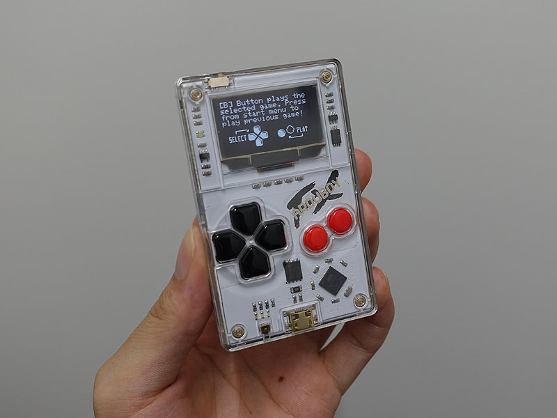 カードサイズの携帯ゲーム機「Arduboy FX」が店頭入荷、250以上の 