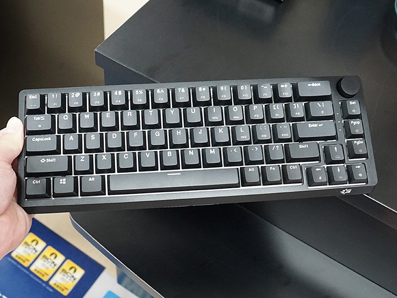 ボリュームノブを備えた65%キーボード「Clutch Black Keyboard」が入荷