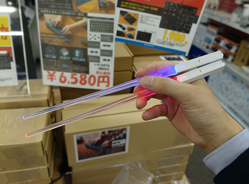 「光るゲーミング箸」が上海問屋から、暗い場所での食事にも威力を発揮? - AKIBA PC Hotline!